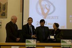Mounir Bouchenaki consegna il premio HERITY alla carriera alla Senatrice Carettoni